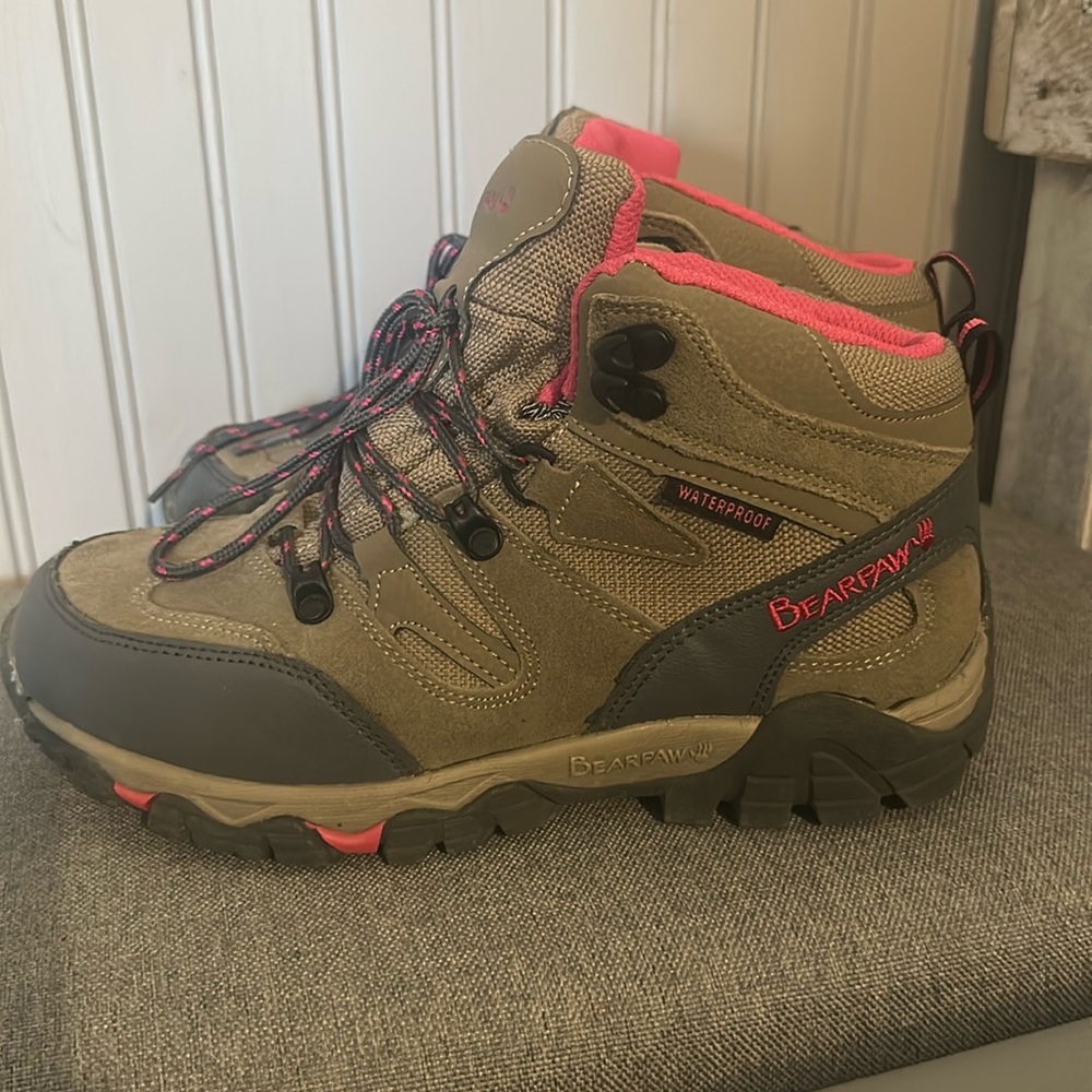 Women’s stone/pink colored Bearpaw waterproof ankle boot— size 9! Never worn!